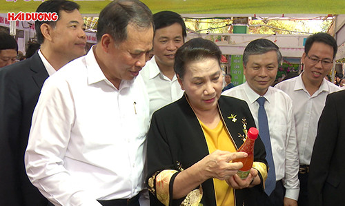 Chủ tịch Quốc hội thăm Hội chợ làng nghề lần thứ 15 và sản phẩm OCOP Việt Nam